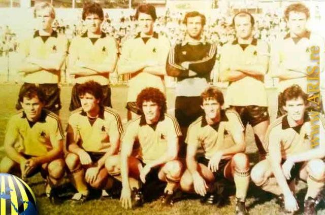 Ο Μπάμπης Σαββίδης στα ηνία του Ηρακλή Ο Μπάμπης Σαββίδης με τη φανέλα του Άρη διακρίνεται δεύτερος από δεξιά στην κάτω σειρά, στην ομαδική φωτογραφία των κίτρινων από την αγωνιστική περίοδο 1981-1982.