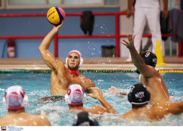 O χιώτης άσος του Ολυμπιακού, Γιάννης Φουντούλης, πρώτος σκόρερ της ομάδας του με 6 τέρματα στο παιχνίδι του Σαββάτου. Διακρίνεται σε μια προσπάθειά του, ενώ τον μαρκάρει ο Γκιάλης.