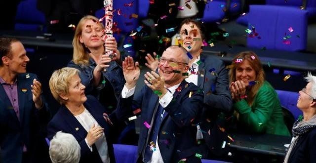 Ιστορικό «ναι» της γερμανικής βουλής στο γάμο για όλους