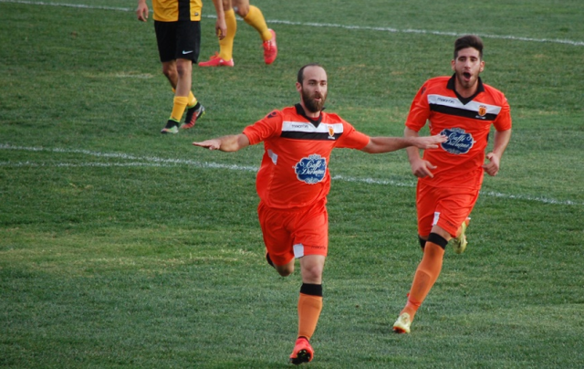 Ο 26χρονος μέσος Βαγγέλης Παπουτσής, που ήταν από τους κορυφαίους του Α.Ο. Λουτρακίου στο παιχνίδι του Σαββάτου, πανηγυρίζει για το τέρμα που πέτυχε και με αυτό άνοιξε ο δρόμος για την επιτυχία της ομάδας του απέναντι στον Κανάρη.