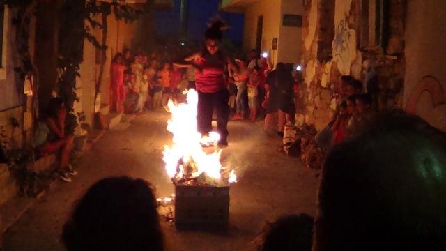 Πολλά παιδιά πήδησαν πάνω από τις φωτιές που άναψαν στο Κάστρο της Χίου.