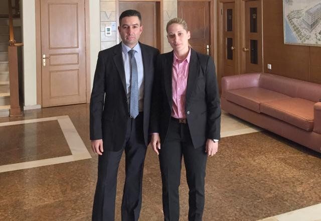 Η Βάσω Τσαρούχα και ο Βαλάντης Κοντίλης χθες το μεσημέρι στην Πάτρα, λίγο πριν αναχωρήσουν από το ξενοδοχείο για το γήπεδο του Απόλλωνα, όπου μαζί με τον βολιώτη Θανάση Δεσλή έβγαλαν άνετα το παιχνίδι.