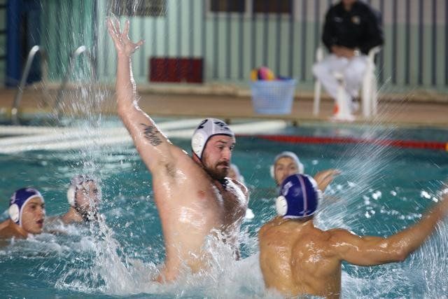 Εντυπωσιακή φωτογραφία του Κώστα Μιλτ. Αναγνώστου, με τον Στέλιο Μιμίδη να σηκώνεται μπροστά από τον Χρυσοσπάθη