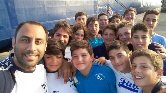 Τα παιδιά του Ν.Ο. Χίου με τον Αντώνη Μισετζή σε μια selfie στο λιμάνι της Χίου, την Τετάρτη 13 Ιουλίου, την ημέρα της αναχώρησης για την Αθήνα για να συμμετάσχουν στην τελική φάση. Στα πρόσωπα όλων φαίνεται η σιγουριά και η αποφασιστικότητα ότι θα κυνηγήσουν την επιτυχία, κάτι που κατάφεραν!