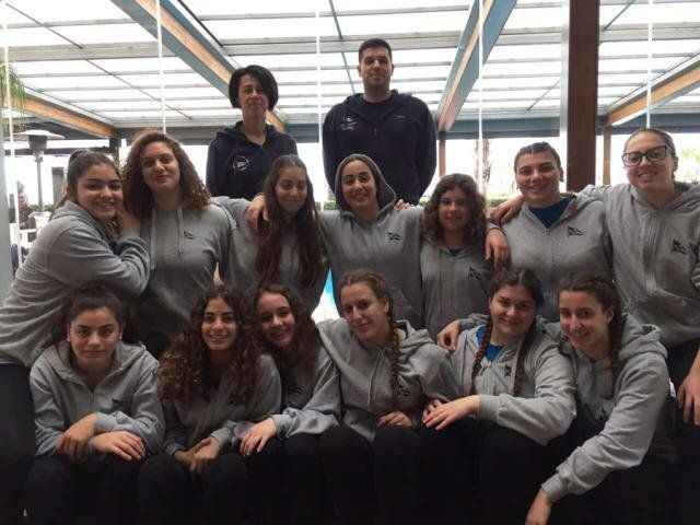 Οι παίκτριες της ομάδας Νεανίδων του ΝΟΧ, που έκαναν καλή παρουσία στη β’ φάση του Πανελληνίου Πρωταθλήματος και πέρασαν στην επόμενη, στο φωτογραφικό στιγμιότυπο με τον προπονητή τους Γιώργο Φουντούλη και την έφορο και μέλος του Δ.Σ. του ΝΟΧ, Αναστασία Βακιρτζή. Οι παίκτριες της ομάδας Νεανίδων του ΝΟΧ, που έκαναν καλή παρουσία στη β’ φάση του Πανελληνίου Πρωταθλήματος και πέρασαν στην επόμενη, στο φωτογραφικό στιγμιότυπο με τον προπονητή τους Γιώργο Φουντούλη και την έφορο και μέλος του Δ.Σ. του ΝΟΧ, Αναστασία Βακιρτζή.