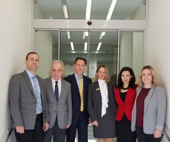 Τον νέο γενικό διευθυντή Α. Γερονικολάου (τρίτος από αριστερά) πλαισιώνει το management team της Αθηναϊκής Mediclinic: Κ. Ζουντουρίδης οικονομικός διευθυντής, Dr. Α. Ντεριάν διευθυντής ιατρικής υπηρεσίας, Ν. Θωμοπούλου διευθύντρια υγειονομικών υπηρεσιών, Ε. Κουτάντο, διευθύντρια λειτουργιών και Ε. Αδαμοπούλου, προϊσταμένη εμπορικής διεύθυνσης.