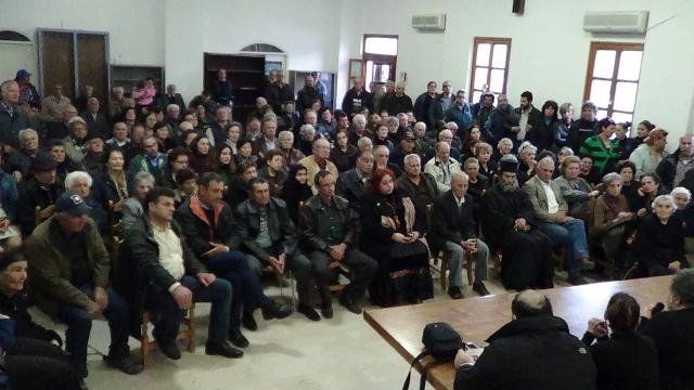 Κατάμεστη η αίθουσα του Συνεταιρισμού στο Πυργί Οχι στο κλείσιμο του Κέντρου Υγείας είπαν οι κάτοικοι του Πυργίου