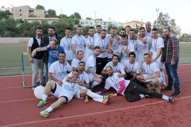 Οι ποδοσφαιριστές του Ποσειδώνα πανηγυρίζουν την κατάκτηση του πρώτου τίτλου που πήρε στην ιστορία του συλλόγου, τον περασμένο Απρίλιο στο Φαφαλίειο Στάδιο.