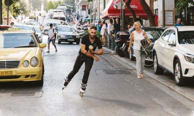 Τα rollers ξαναζoύν μέρες δόξας στην Αθήνα Τα rollers, εκτός από διασκέδαση και άσκηση, χρησιμοποιούνται ακόμα και για delivery στο κέντρο της πόλης