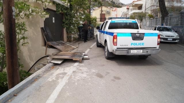 Επιχείρηση σύλληψης... ρουκετοσυρτών. Στο βάθος ο Αστυνομικός Διευθυντής