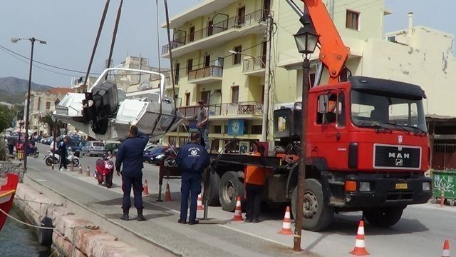 Το σκάφος του διακινητή μεταφέρεται σε γερανό