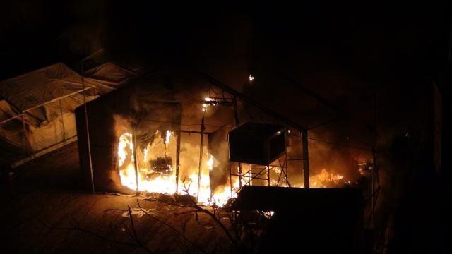 Κόλαση φωτιάς και νύχτα πυροτεχνημάτων έκαψε πάλι τον καταυλισμό της Σούδας Δεκάδες πυρκαγιές και βροχή από πέτρες, επί ποδός ΜΑΤ και Πυροσβεστική