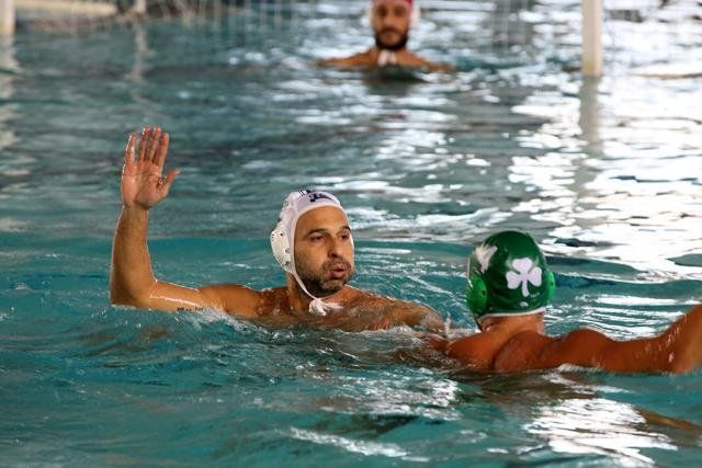 Ο Γιάννης Θωμάκος με 3 γκολ ήταν ο πρώτος σκόρερ του Ν.Ο. Χίου/Astra Airines στη νικηφόρα εκτός έδρας αναμέτρηση με το Καλαμάκι όπου η χιώτικη ομάδα πήρε ένα σπουδαίο τρίποντο στην προσπάθεια που κάνει για παραμονή. Το φωτογραφικό στιγμιότυπο από το παιχνίδι της προηγούμενης αγωνιστικής με τον Παναθηναϊκό.  Φωτό: Kώστας Μιλτ. Αναγνώστου