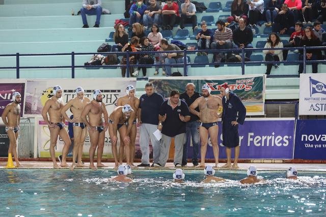 Εβδομαδιαίο μπλακ άουτ για το Ν.Ο. Χίου/Astra Airlines Οι πολίστες του Ν.Ο. Χίου/Astra Airlines παρακολουθούν τις οδηγίες του Δημήτρη Σελετόπουλου σε τάιμ άουτ στο παιχνίδι της προηγούμενης αγωνιστικής με τον Παναθηναϊκό, στο Ιωνικό Κολυμβητήριο. Ήταν μια αναμέτρηση που είχαν μέτρια παρουσία, όπως και σε αυτήν του Σαββάτου απέναντι στη Γλυφάδα. Φωτό: Κώστας Μ. Αναγνώστου