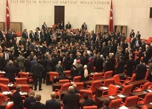 Άναψαν τα αίματα το βράδυ 