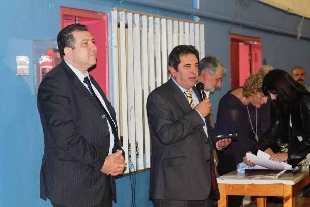 Ο Χαρίλαος Κουτσουράδης υπήρξε για πολλά χρόνια πρόεδρος της Τοπικής Επιτροπής Βόλεϊ του νησιού μας, στο φωτογραφικό στιγμιότυπο διακρίνεται με τον πρόεδρο της ΕΟΠΕ Αχιλλέα Μαυρομμάτη.