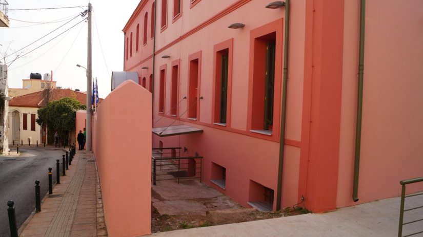 Το "Κολέγιο" μπροστά