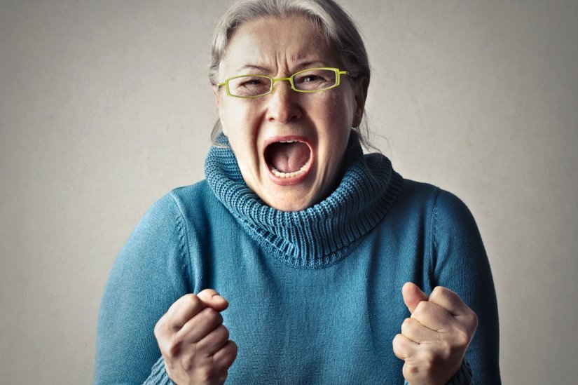 θυμωμένη ηλικιωμένη γυναίκα θυμωμένη ηλικιωμένη γυναίκα