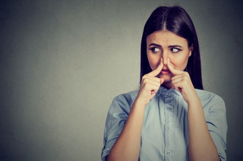 γυναίκα, κλείσιμο μύτης, άσχημη μυρωδιά