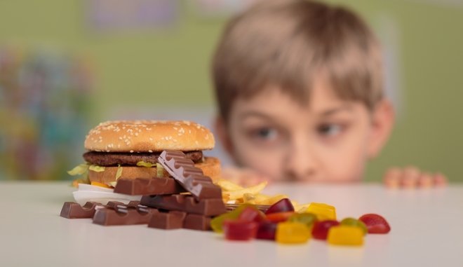 Αγοράκι κοιτάζει ανθυγιεινές λιχουδιές