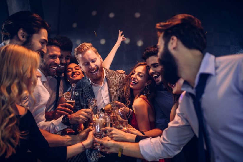 φίλοι σε νυχτερινή έξοδο