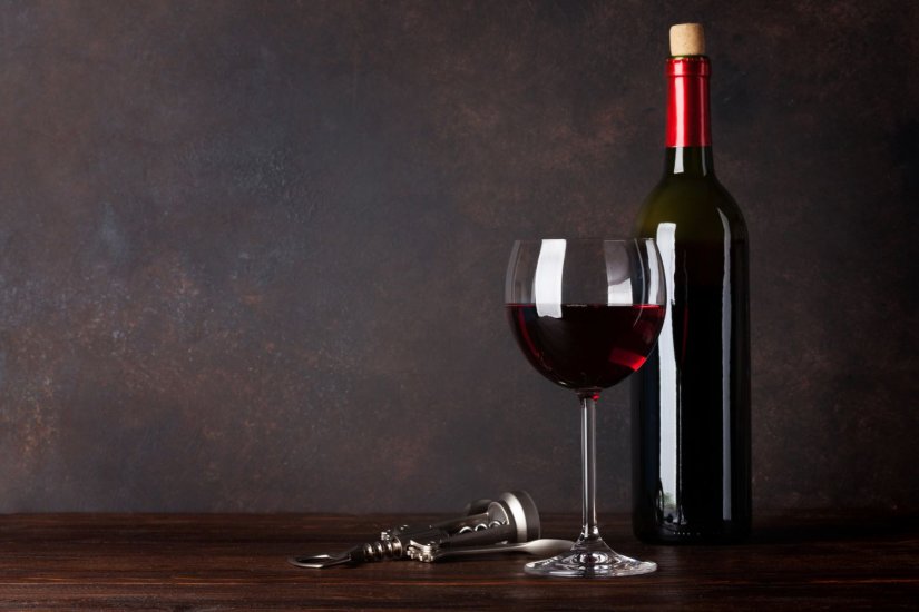 μπουκάλι με κρασί, ποτήρι με κρασί μπουκάλι με κρασί, ποτήρι με κρασί