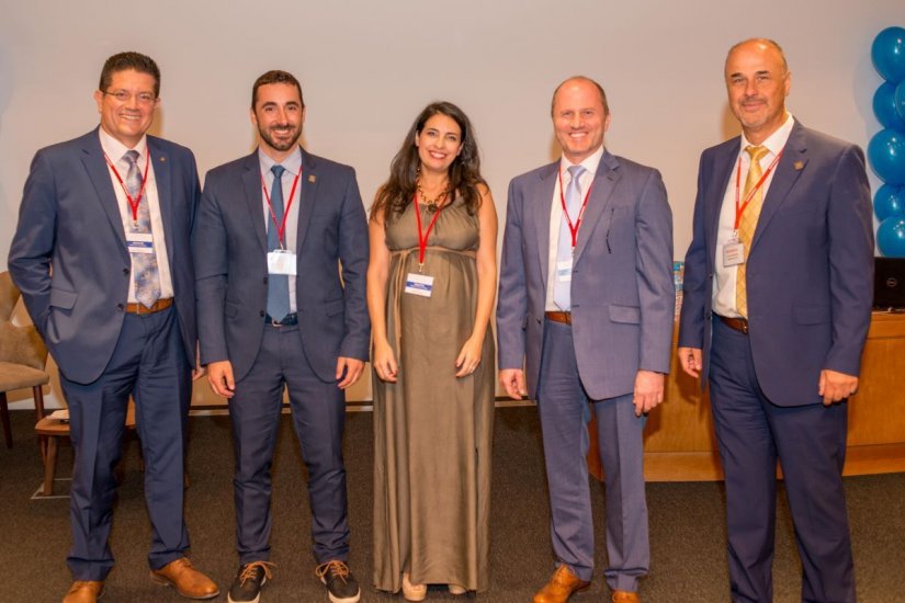 Οι ομιλητές συνεργάτες Γ. Χατζάκης, Λ. Γαλαθιανάκης, Μ. Παπαγιαννάκη και Λ. Τουρνατζής, με τον Μ. Κούτη, διευθυντή πωλήσεων του εταιρικού δικτύου. Οι ομιλητές συνεργάτες Γ. Χατζάκης, Λ. Γαλαθιανάκης, Μ. Παπαγιαννάκη και Λ. Τουρνατζής, με τον Μ. Κούτη, διευθυντή πωλήσεων του εταιρικού δικτύου.