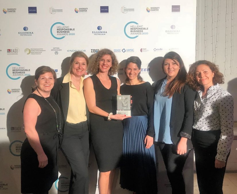 Γυναίκες στελέχη της INTERAMERICAN: Έρρικα Παπανδρέου, Δροσιά Καρδάση, Χρύσα Ελευθερίου, Βίβιαν Αραβανή και Έφη Οικονόμου με τη Στέλλα Κάσδαγλη, της «Women On Top».  