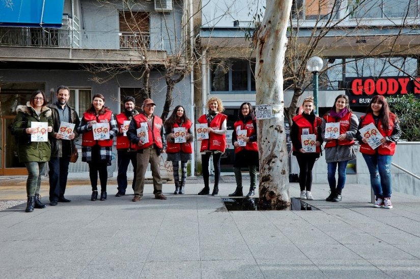 Οι εθελοντές εργαζόμενοι της INTERAMERICAN με το γιλέκο του πωλητή και το περιοδικό «σχεδία» στα χέρια τους, στον σταθμό ΦΙΞ του μετρό (φωτογραφία: Γιάννης Ζινδριλής). Οι εθελοντές εργαζόμενοι της INTERAMERICAN με το γιλέκο του πωλητή και το περιοδικό «σχεδία» στα χέρια τους, στον σταθμό ΦΙΞ του μετρό (φωτογραφία: Γιάννης Ζινδριλής).