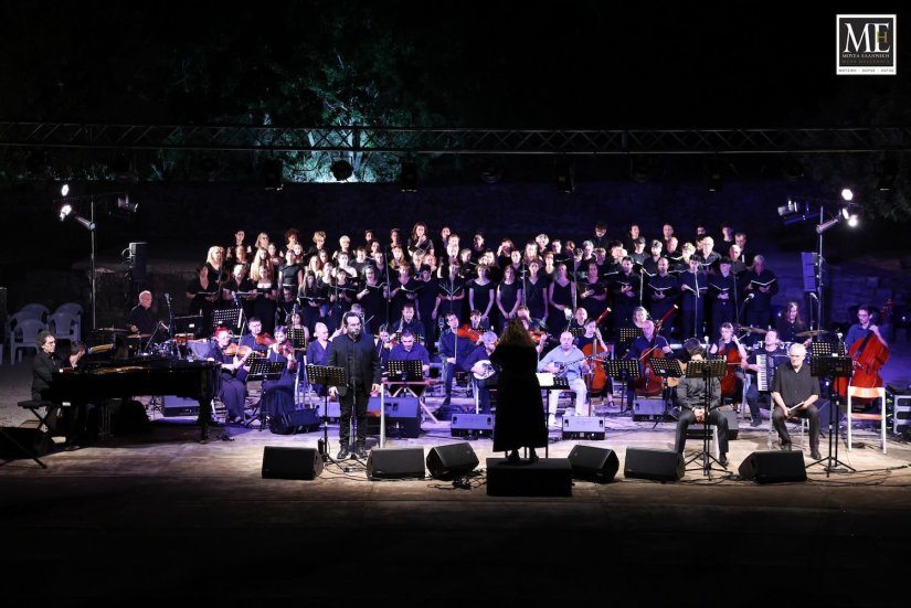 Το "Άξιον Εστί" μάγεψε τους εκατοντάδες θεατές στον Καστρομηνά Το "Άξιον Εστί" μάγεψε τους εκατοντάδες θεατές στον Καστρομηνά