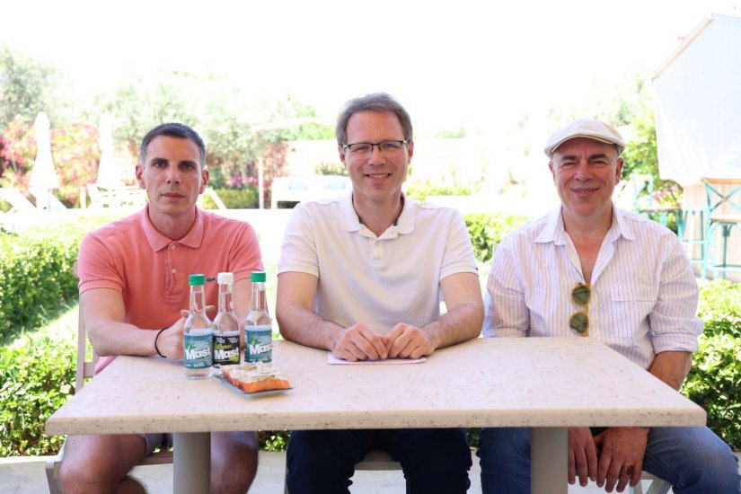 Ο Δημήτρης Γιαννιώδης, ο Christophe Corbier και ο Γιώργος Κοκκώνης, μιλούν για τις ανακαλυφθείσες ηχογραφήσεις του Hubert Pernot Ο Δημήτρης Γιαννιώδης, ο Christophe Corbier και ο Γιώργος Κοκκώνης, μιλούν για τις ανακαλυφθείσες ηχογραφήσεις του Hubert Pernot