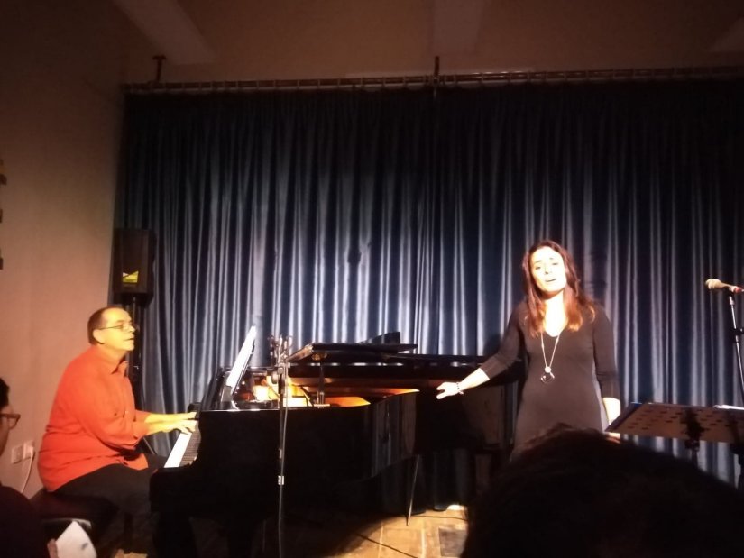 Γιώργος Μισετζής και Μαρία Καλαγκιά στο αφιέρωμα για τα 95χρονα του Μίκη Θεοδωράκη Γιώργος Μισετζής και Μαρία Καλαγκιά στο αφιέρωμα για τα 95χρονα του Μίκη Θεοδωράκη