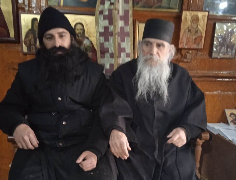 Ο ιερομόναχος Νικόδημος αριστερά και ο γέροντας Γαβριήλ δεξιά, αμφότεροι μονάζοντες στον Άγιο Μάρκο