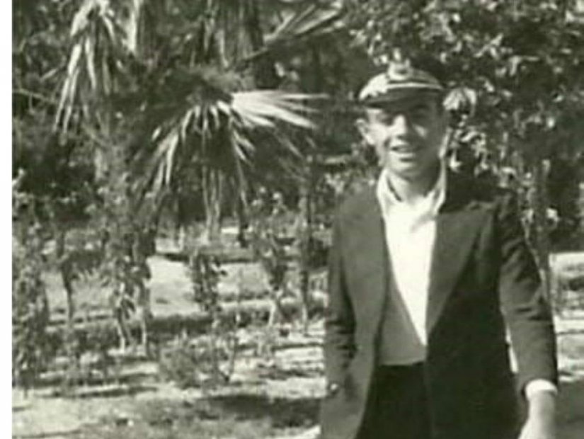 Ο Αντώνης Πυλιαρός σε νεαρή ηλικία στο Δημοτικό Κήπο Χίου