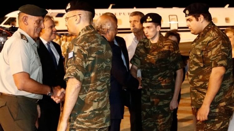 Η υποδοχή των δύο αιχμαλώτων