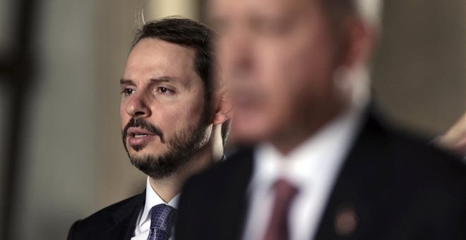 Ο Μπεράτ Αλμπαϊράκ στο πλευρό του Ταγίπ Ερντογάν (AP Photo/Burhan Ozbilici)  Πηγή: http://www.skai.gr/news/finance/article/380597/katavarathronetai-i-lira-sto-keno-oi-exaggelies-albairak/#ixzz5NqQtXwu8  Follow us: @skaigr on Twitter | skaigr on Facebook