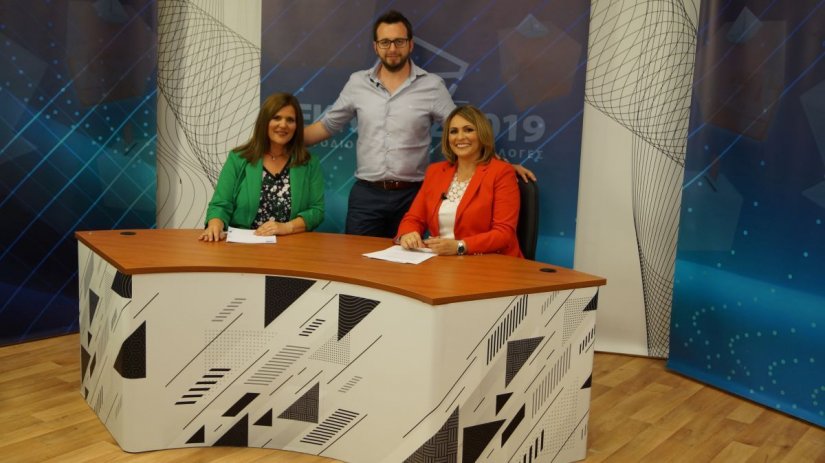 Λίγο πριν να βγεί το πρόγραμμα στον αέρα. Χριστίνα Ψυλλή, Βαγγελιώ Αμέντα με τον... μαέστρο του μοντάζ Νέλο Μέσι