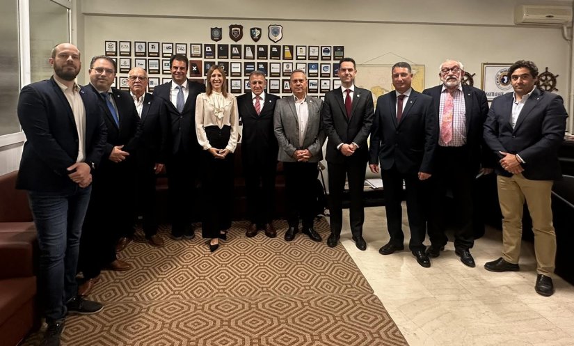 Το Νέο 11μελές  Διοικητικό Συμβούλιο της Ναυτιλιακής Λέσχης Χίων  Από αριστερά προς δεξιά: Μάριος Μπουγιούκας, Κωνσταντίνος Γεόμελος, Κωνσταντίνος Αχλαδίτης, Παναγιώτης Καμαράδος, Μαρία Τριπολίτη, Αντώνης Πιτσιλός, Μάκης Κασμάς, Νικόλαος Κακαλής, Επαμεινώ