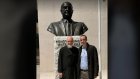Στη Δερβιτσάνη ο Δημητριάδης: ιδιωτική επίσκεψη ⁠στην προτομή του παππού του, συνοδεία του Έντι Ράμα