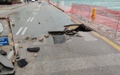 Το κύμα σήκωσε την άσφαλτο στην προκυμαία της Χίου