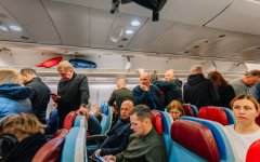 Πριν προλάβουν οι αεροσυνοδοί να πουν για την αποβίβαση, οι περισσότεροι επιβάτες είναι κιόλας όρθιοι