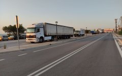 Προς το παρόν αντί για χώροι στάθμευσης, ψάξιμο ανάμεσα σε νταλίκες