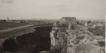 Η βόρεια πλευρά της τάφρου στις αρχές του 20ου αιώνα. Αρχείο Γ. Μουτσάτσου Η βόρεια πλευρά της τάφρου στις αρχές του 20ου αιώνα. Αρχείο Γ. Μουτσάτσου