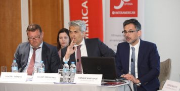 Στο πάνελ από αριστερά: Vincent Teekens, γεν. διευθυντής ασφαλιστικών εργασιών, Murat Erzincanli, γεν. διευθυντής οικονομικών υπηρεσιών και Γιάννης Καντώρος, διευθύνων σύμβουλος της INTERAMERICAN