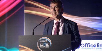 Ο Ξενοφών Λιαπάκης, Γενικός Διευθυντής Ψηφιακού Μετασχηματισμού και Υπηρεσιών Πληροφορικής της INTERAMERICAN, στο βήμα. 