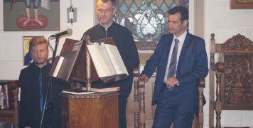 Για τις ανάγκες της Θείας Λειτουργίας ο Δήμαρχος Χίου στο ψαλτήρι...βοηθός του αδελφού του Για τις ανάγκες της Θείας Λειτουργίας ο Δήμαρχος Χίου στο ψαλτήρι...βοηθός του αδελφού του