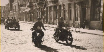 Το απελευθερωτικό στρατιωτικό απόσπασμα στην Προκυμαία. Ο κόσμος περιμένει στην πλατεία. Το απελευθερωτικό στρατιωτικό απόσπασμα στην Προκυμαία. Ο κόσμος περιμένει στην πλατεία.