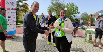 Ο Αντώνης Αναστασίου, ταμίας του Δ.Σ. του Συλόγου Αθλητών Υγείας Χίου, τιμά τους προσκόπους που συμμετείχαν εθελοντικά στη διοργάνωση