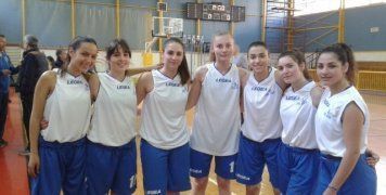 Με τον καλύτερο τρόπο εκπροσώπησαν το σχολείο τους, το 3ο ΓΕΛ Χίου, τα κορίτσια της ομάδας μπάσκετ, που διακρίνονται χαμογελαστά στο φωτογραφικό στιγμιότυπο, μετά τον τελευταίο τους αγώνα στο Κλειστό Καραμπίνη της Νίκαιας. Δεν είναι λίγο να φτάνουν στις 8 καλύτερες ομάδες της Ελλάδας!   