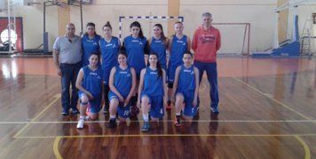 Η ομάδα του 3ου Γενικού Λυκείου Χίου όπως παρατάχθηκε στους αγώνες της β’ φάσης του Σχολικού Πρωταθλήματος μπάσκετ Κοριτσιών στο Κερατσίνι. Στο φωτογραφικό στιγμιότυπο η πρωταθλήτρια Χίου με τους καθηγητές - γυμναστές της Κλήτο Κανετίδη και Κώστα Γιασεμή.